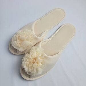 Elegant Cream Women's Slippers with Floral Accent